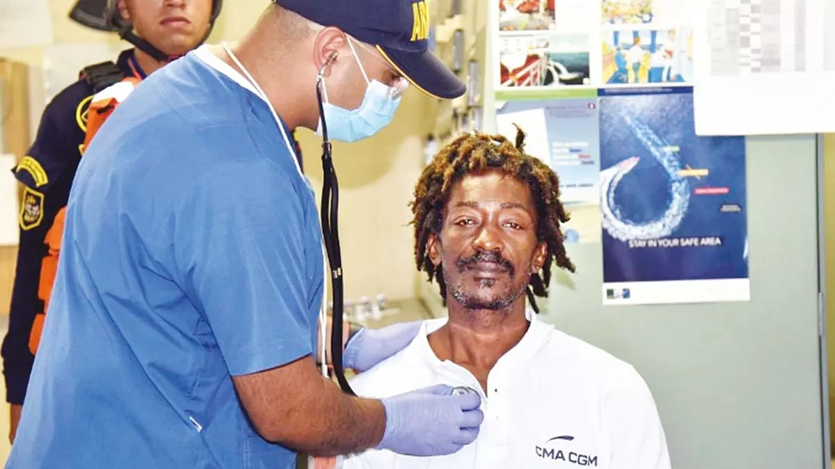 24 நாட்களாக நடுக்கடலில் சிக்கித்தவித்த படகோட்டி.. ஒரு வார்த்தையால் உயிர்பிழைத்த அதிசயம்.. நடந்தது என்ன ?