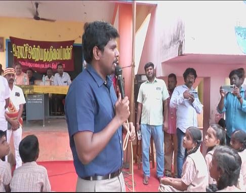 ’நானும் அரசு பள்ளி மாணவன்தான்’ : தன் வாழ்க்கை அனுபவத்தை மாணவர்களுடன் பகிர்ந்து கொண்ட திருச்சி ஆட்சியர்!