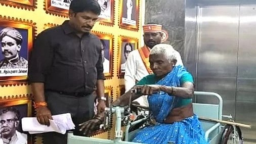 குறை தீர்ப்பு கூட்டத்தில் மனு கொடுத்த மூதாட்டி: அடுத்த  நிமிடமே கோரிக்கையை நிறைவேற்றிய ஆட்சியர்!