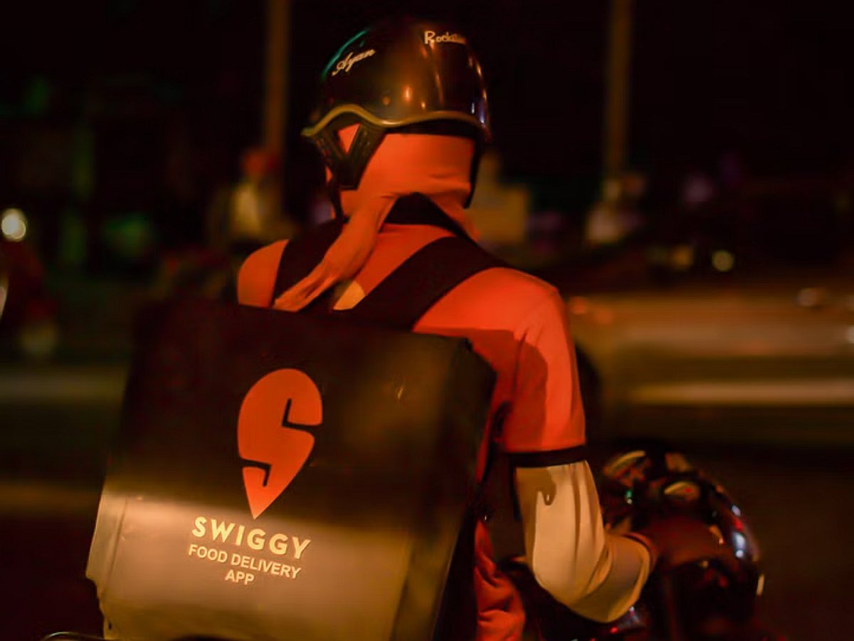 விபத்தில் இறந்த டெலிவரி ஊழியர்.. வாய்திறக்காத Swiggy.. இழப்பீடு கேட்டு நெட்டிசன்கள் போர்க்கொடி !