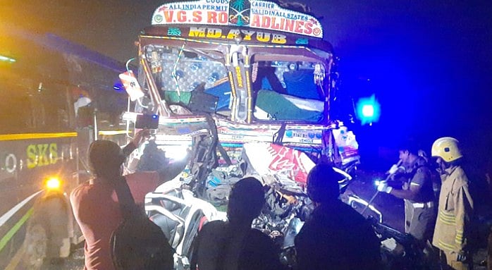 2 லாரிகளுக்கு இடையே அப்பளம் போல் நொறுங்கிய கார்.. கோர விபத்தில் ஒரே குடும்பத்தை சேர்ந்த 5 பேர் பலி!