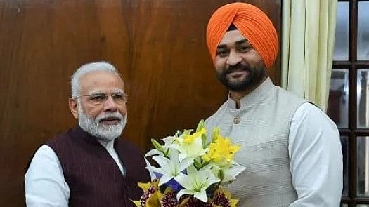 பெண் பயிற்சியாளர் முன் TShirt கழட்டி அத்துமீறல்.. BJP அமைச்சர் மீது பாலியல் வழக்குப் பதிவு செய்த போலிஸ்!