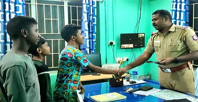 விலை உயர்ந்த செல்போனுடன் காவல்நிலையம் வந்த 3 சிறுவர்கள்..  போலிஸாரை ஆச்சரியப்பட வைத்த சம்பவம்!