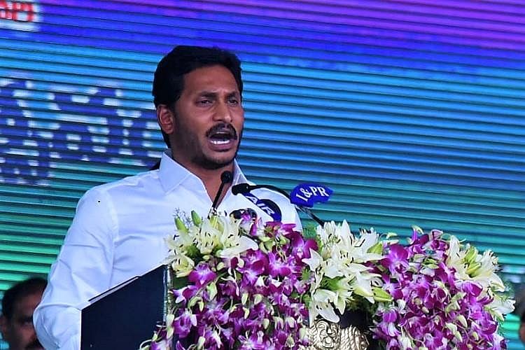 “வாக்குறுதிகளை நிறைவேற்றாமல் கேமராக்களுக்கு போஸ் கொடுப்பது அரசியல் இல்ல”-யாரை சாடுகிறார் ஆந்திர முதல்வர்?
