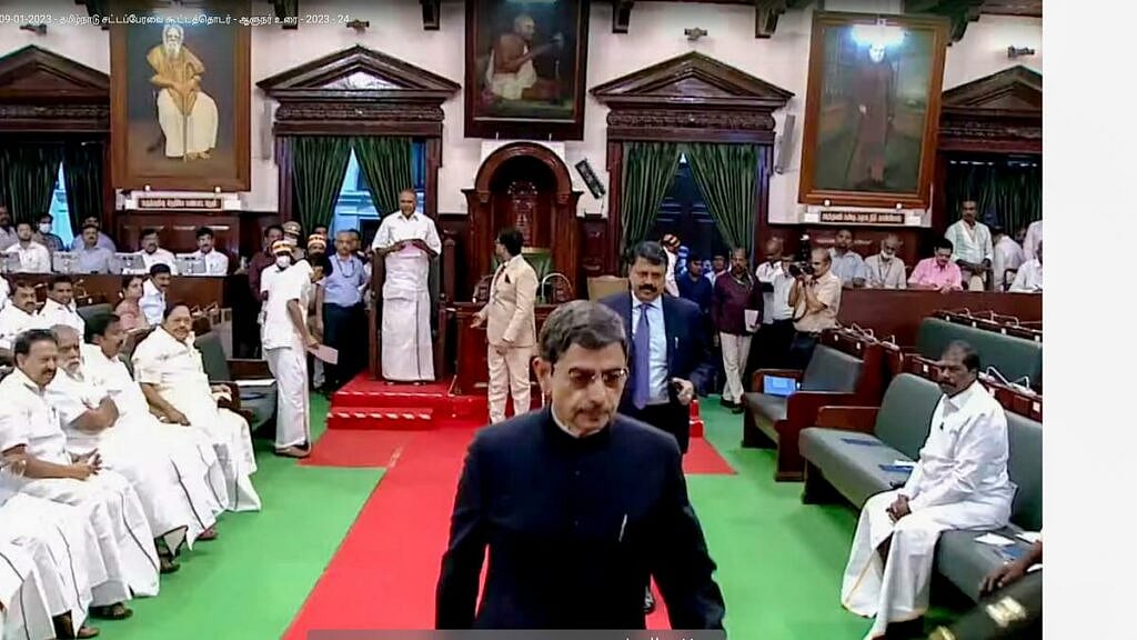 ஆளுநர் விவகாரம்.. முதலமைச்சரின் கடிதத்தை குடியரசு தலைவரிடம் வழங்கிய தமிழ்நாட்டு பிரதிநிதிகள்!