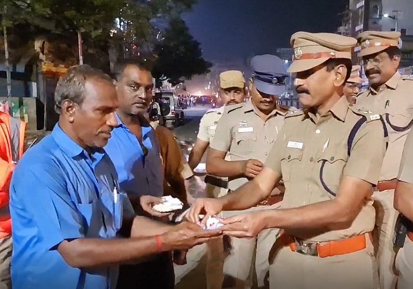 பொதுமக்களுடன் இணைந்து கேக் வெட்டி புத்தாண்டை கொண்டாடிய காவலர்கள்: வியந்து பார்த்த வெளிநாட்டுப் பயணிகள்!