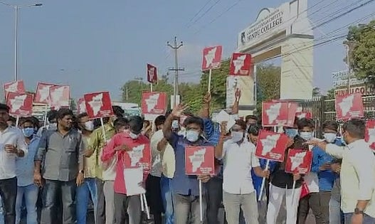 ”தமிழ்நாட்டை விட்டு  வெளியேறு வெளியேறு”.. ஆளுநர் ஆர்.என்.ரவிக்கு எதிராக வெகுண்டெழுந்த மாணவர்கள்!