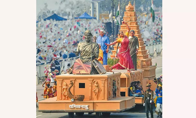 டெல்லியில் குடியரசு தினம்: தமிழ்நாடு அலங்கார ஊர்தியில் இடம்பெற்ற முக்கிய பெண்கள்.. சிறப்பம்சங்கள் என்ன?