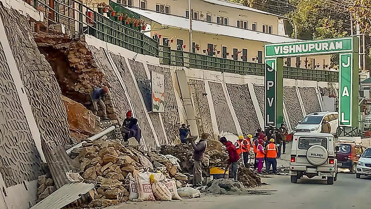 மண்ணில் புதையும் மற்றொரு கிராமம்..  50 வீடுகள் சேதம்.. உத்தராகண்ட்டை உலுக்கும் அடுத்தடுத்த சோகம் !