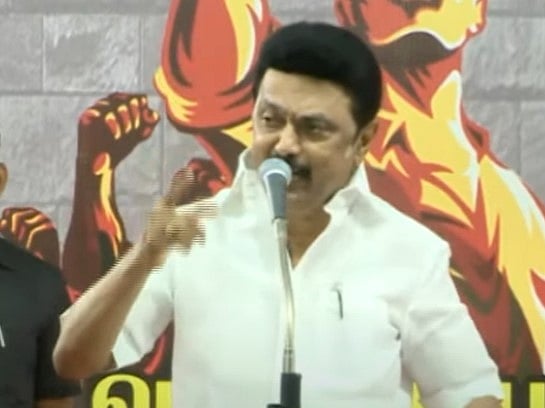 "தமிழினம்
மீண்டும் தாழ்ந்துவிடக் கூடாது": வீரவணக்க நாள் பொதுகூட்டத்தில் முதலமைச்சர் உணர்ச்சிமிகு உரை!