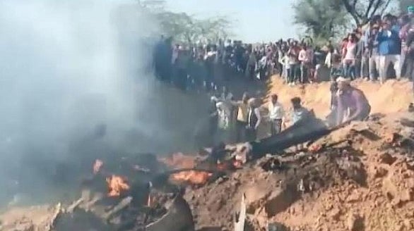 நடு வானில் நேருக்கு நேர் மோதிக் கொண்ட இந்திய போர் விமானம்.. பயிற்சியின் போது நடந்த விபரீதம்!