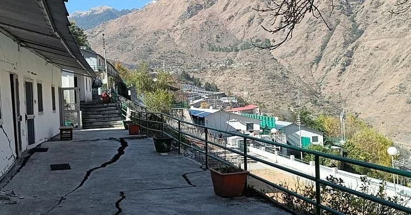 கொஞ்சம் கொஞ்சமாக மண்ணில் புதையும் கிராமம்..காணாமல் போன நூற்றுக்கணக்கான வீடுகள்..உத்தரகண்ட்டில் அதிர்ச்சி!