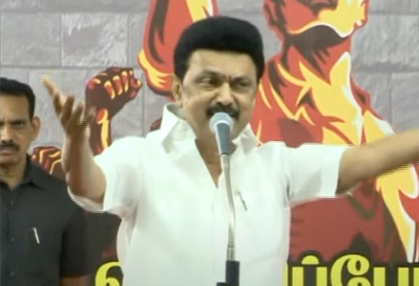 "தமிழினம்
மீண்டும் தாழ்ந்துவிடக் கூடாது": வீரவணக்க நாள் பொதுகூட்டத்தில் முதலமைச்சர் உணர்ச்சிமிகு உரை!