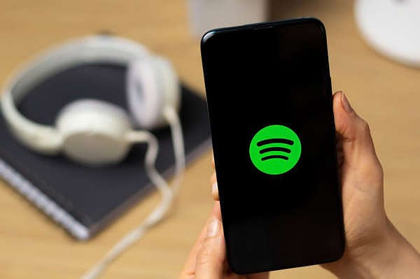 Spotify-ஐ விட்டுவைக்காத layoff.. 400 பேரை பணி நீக்கம் செய்யப் போவதாக அறிவிப்பு: பீதியில் ஊழியர்கள்!