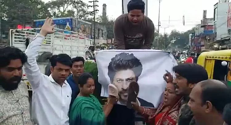 தொடரும் பதான் சர்ச்சை : “ஷாருக்கான் யாருன்னே தெரியாது !..” - அசாம் முதலமைச்சர் அலட்சிய பதிலால் அதிர்ச்சி!