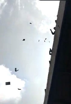 மேம்பாலத்தில் இருந்து கட்டுக் கட்டாக பணத்தை வீசிய தொழிலதிபர்.. காரணத்தை கேட்டு அதிர்ச்சியடைந்த போலிஸ்!