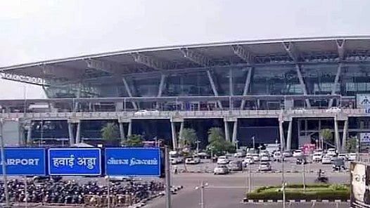 மனைவி கண்முன்னே மயங்கி விழுந்த கணவன்: சென்னை விமான நிலையத்தில் நடந்த அதிர்ச்சி சம்பவம்!