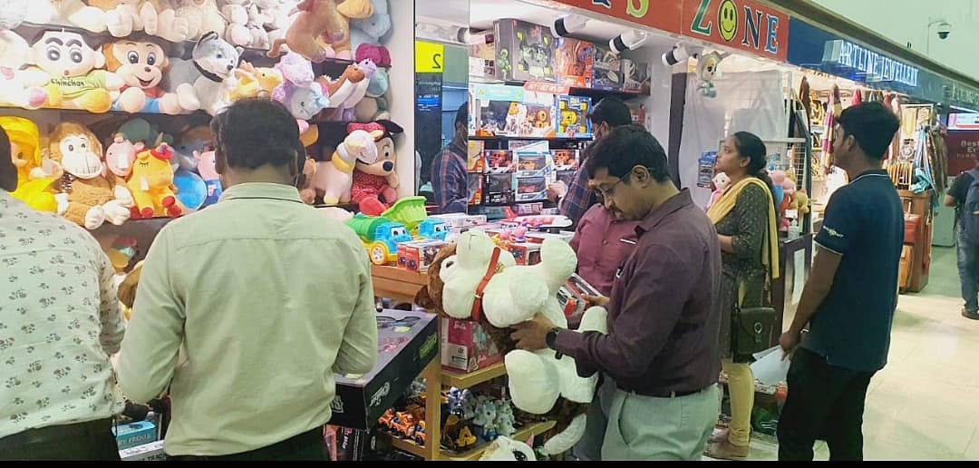 போலி ISI முத்திரைகளுடன் பொம்மைகள் விற்பனை.. சென்னை ஏர்போர்ட்டில் நடந்த திடீர் ரெய்டு : என்ன காரணம் ?