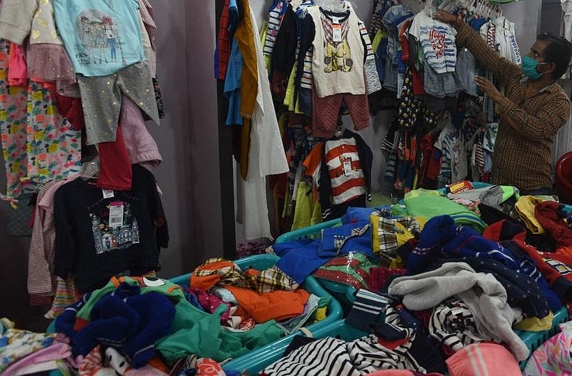 “அள்ளிக்கோ.. அள்ளிக்கோ..” - இந்த 3 மாசத்துக்கு DRESS FREE.. அதிரடி OFFER கொடுத்த மால்.. எங்கு தெரியுமா? 