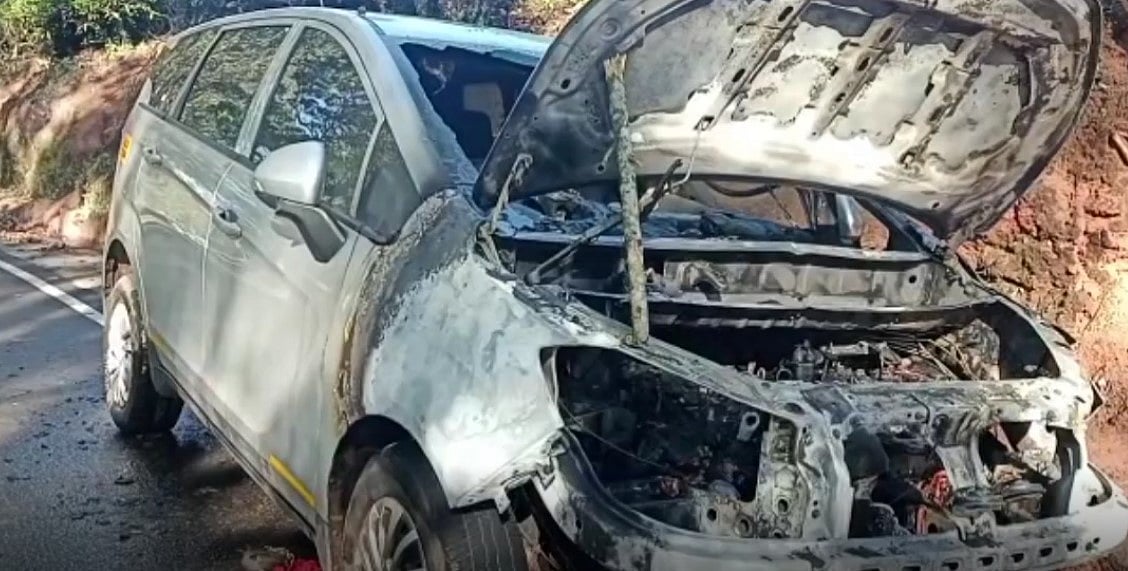 சாலையில் செல்லும்போது திடீரென பற்றி எரிந்த கார்.. பதறியடித்து ஓடிய மக்கள்: உயிர் தப்பிய 6 பேர்!