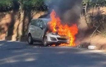 சாலையில் செல்லும்போது திடீரென பற்றி எரிந்த கார்.. பதறியடித்து ஓடிய மக்கள்: உயிர் தப்பிய 6 பேர்!