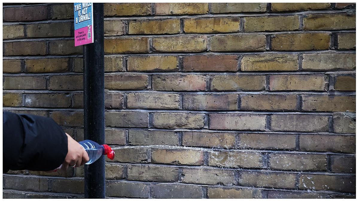 இனி சுவற்றில் சிறுநீர் கழித்தால் அவ்வளவுதான்.. சம்பவ இடத்திலேயே உடனடியாக பதிலடி.. வருகிறது மர்ம சுவர் !