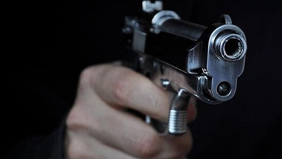 15 வயது சிறுமியை சுட்டுக்கொன்ற இளைஞன்.. போலிஸ் விசாரணையில் வெளிவந்த பகீர் தகவல்!