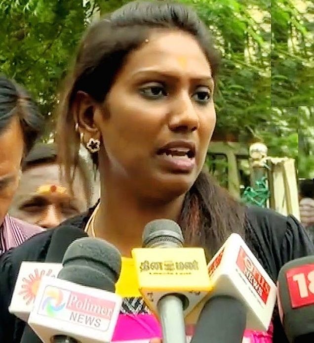 கார் மீது கல் வீசி மோசமாக நடந்து கொண்ட தாடி பாலாஜி மனைவி : வழக்கு பதிவு செய்த காவல்துறையினர்.. பின்னணி ?