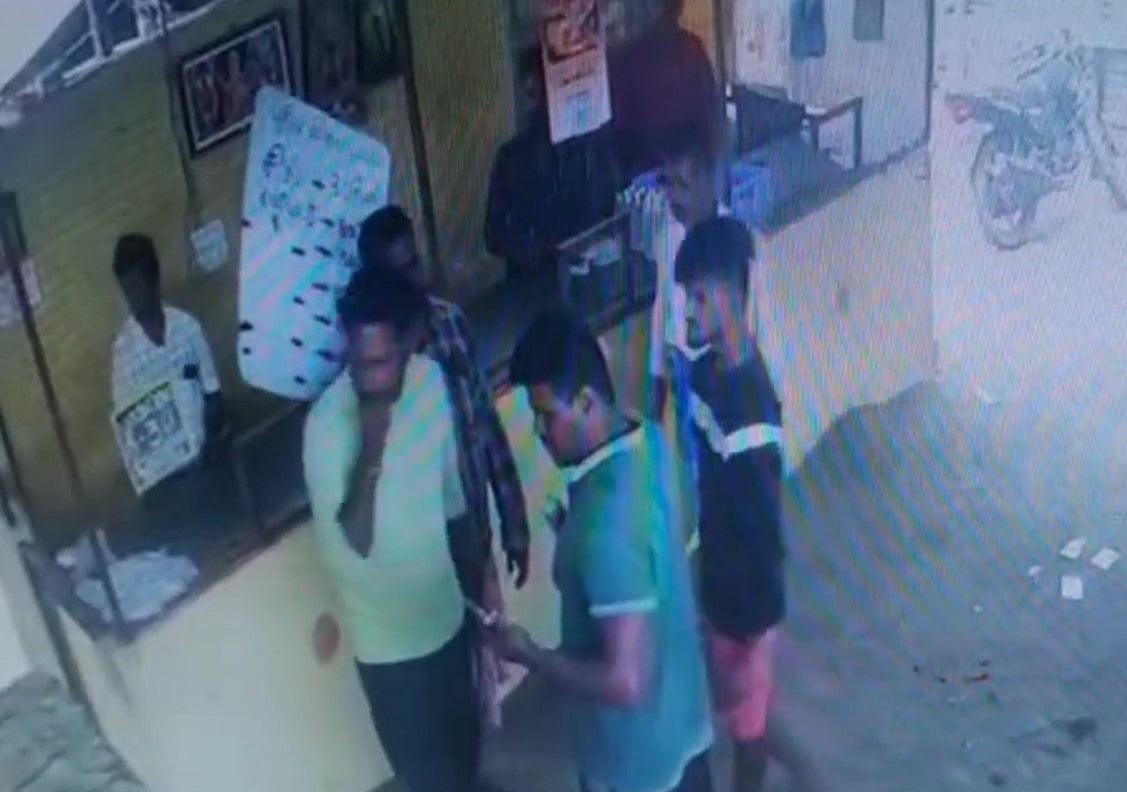 “அன்னதானத்தில் மோதல்.. போலி போராட்டம் நடத்தி wine shop-ஐ சூரையாடிய மர்ம கும்பல்” : புதுச்சேரியில் பகீர் !