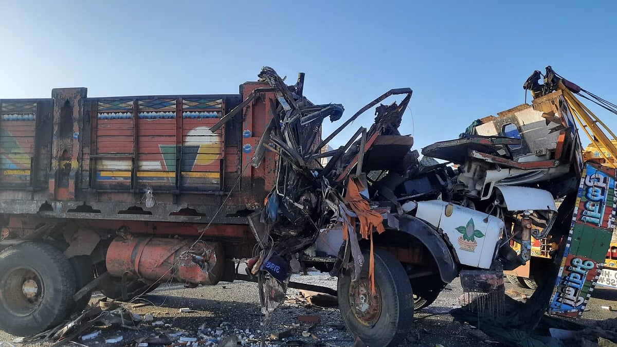 நேருக்கு நேர் மோதிய பேருந்து - டிரக்.. 40 பேருக்கு நடந்த அதிர்ச்சி.. சீரடிக்கு சென்றபோது நேர்ந்த சோகம் !