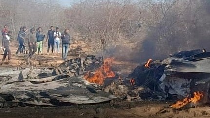 நடு வானில் நேருக்கு நேர் மோதிக் கொண்ட இந்திய போர் விமானம்.. பயிற்சியின் போது நடந்த விபரீதம்!