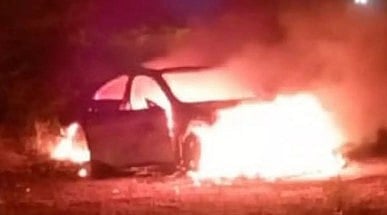 காதலியுடன் சண்டை : நடுரோட்டில் தனக்கு சொந்தமான ரூ.70 லட்சம் மதிப்புள்ள சொகுசு காரை எரித்த காதலன்!