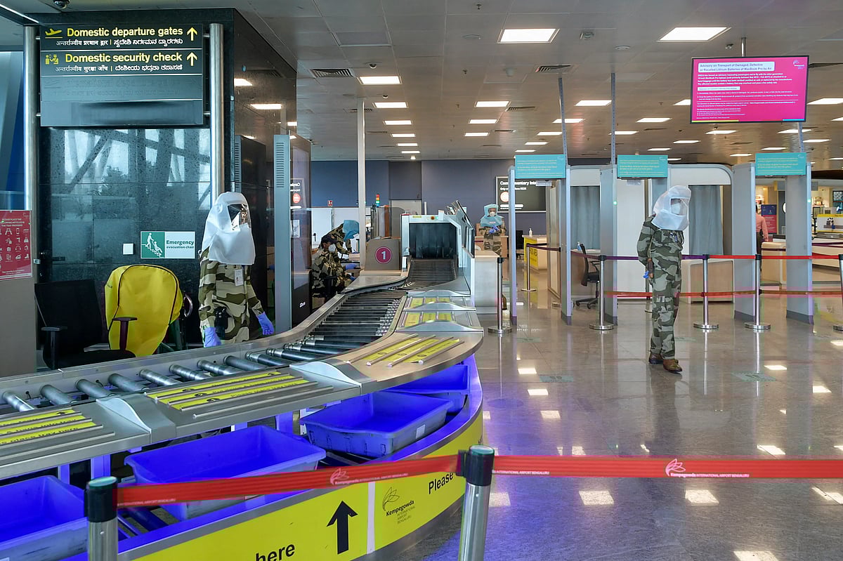 உடைகளை கழற்றி சோதனை.. பெங்களுரு விமான நிலையத்தில் பெண்ணுக்கு நடந்த அதிர்ச்சி சம்பவம் ! 