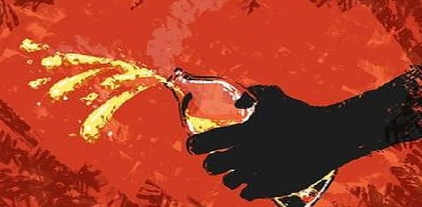 கேள்வி கேட்ட கணவன் மீது ஆசிட் வீசிய மனைவி.. போலிஸ் விசாரணையில் வெளிவந்த பகீர் காரணம்!