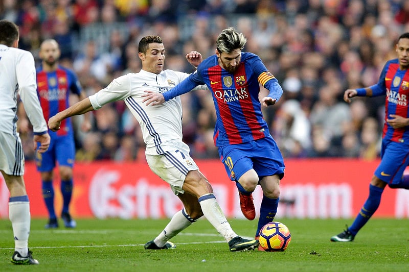 இரண்டாண்டுக்கு பின்னர் நேருக்கு நேர் மோதும் மெஸ்ஸி-ரொனால்டோ.. 30 கோடிக்கு ஏலம் போன போட்டிக்கான டிக்கெட் !