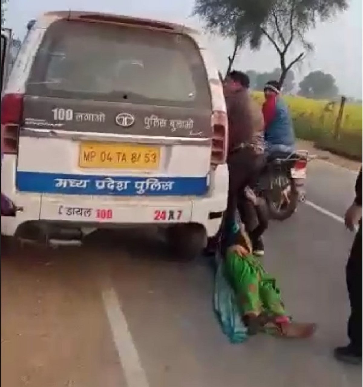 சாலையில் பெண்னை தரதரவென்று இழுத்து சென்ற ம.பி போலிஸ்: இணையத்தில் பரவும் அதிர்ச்சி வீடியோ!