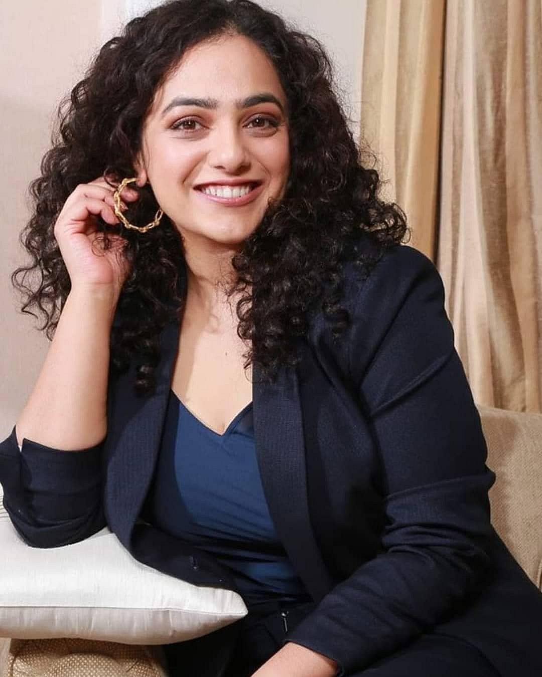 ஆசிரியர் முன்னிலையில் அரசு பள்ளி மாணவர்களுக்கு ஆங்கில வகுப்பு எடுத்த நித்யா மேனன்.. குவியும் பாராட்டு !