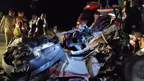 2 லாரிகளுக்கு இடையே அப்பளம் போல் நொறுங்கிய கார்.. கோர விபத்தில் ஒரே குடும்பத்தை சேர்ந்த 5 பேர் பலி!