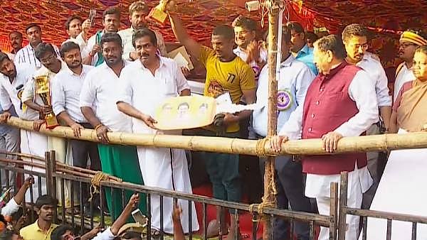 737 காளைகள்.. 250 மாடுபிடி வீரர்கள்.. களைகட்டிய அவனியாபுரம் ஜல்லிக்கட்டு.. வென்றவர்கள் விவரம் !