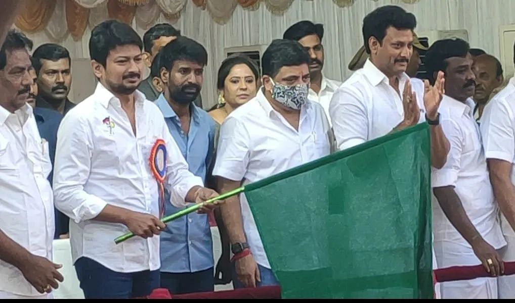 அலங்காநல்லூர் ஜல்லிக்கட்டில் சீறிப்பாயும் காளைகள்.. காளைகளை அடக்கி அசத்திய இளைஞர்!