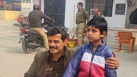 'போலிஸ் அங்கிள்' .. தந்தை மீது காவல் நிலையத்தில் புகார் கொடுக்க வந்த 8 வயது சிறுவன்: ஷாக் காரணம்!