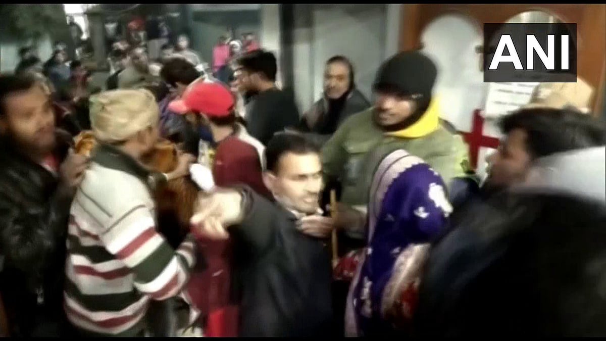 வயிற்றுக்குள் பேண்டேஜ்.. வயிறு வலி என மருத்துவமனைக்கு சென்ற பெண்ணுக்கு நேர்ந்த சோகம்..உ.பியில் அதிர்ச்சி!