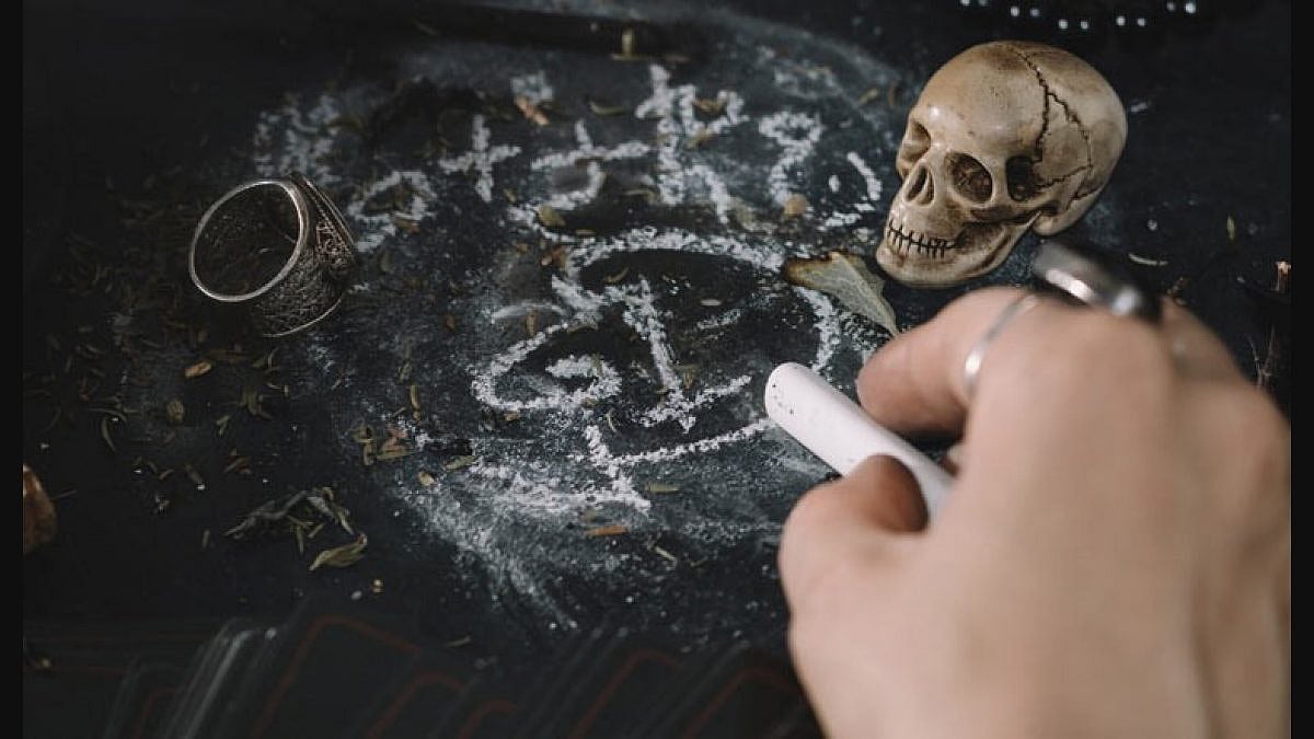 மனித எலும்பு சாப்பிட்டால் குழந்தை பிறக்கும்.. மூட நம்பிக்கையால் மருமகளை கொடுமைப்படுத்திய மாமியார்!