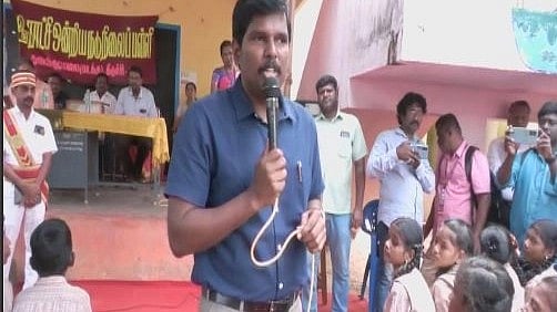 ’நானும் அரசு பள்ளி மாணவன்தான்’ : தன் வாழ்க்கை அனுபவத்தை மாணவர்களுடன் பகிர்ந்து கொண்ட திருச்சி ஆட்சியர்!