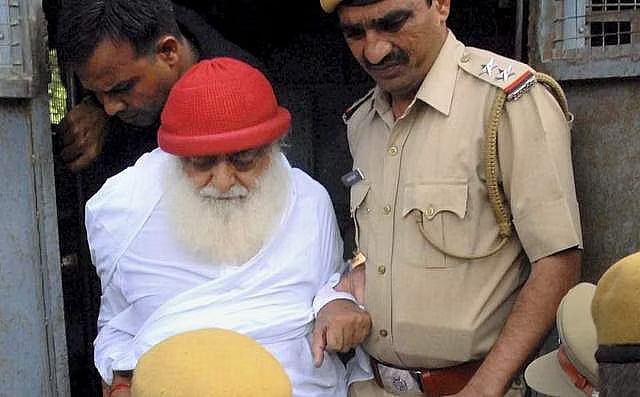 சீடருக்கு தொடர் பாலியல் தொல்லை.. 10 ஆண்டுகளுக்கு பிறகு குஜராத் சாமியார் ஆசாராம் பாபுவுக்கு ஆயுள் தண்டனை !