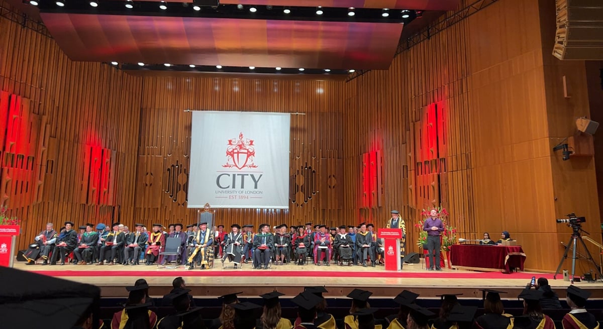 லண்டன் பல்கலைக்கழக பட்டமளிப்பு விழாவில் பறந்த கர்நாடக கொடி -இணையத்தில் வைரலாகும் வீடியோவின் பின்னணி என்ன?