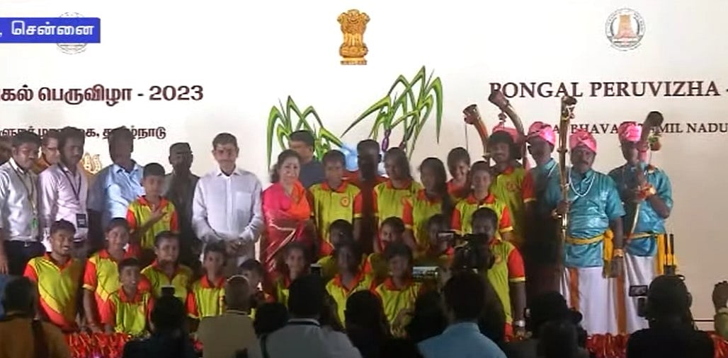 எதிர்ப்புக்கு பணிந்த ஆளுநர்.. பொங்கல் விழா பேனரில் இடம் பெற்ற 'தமிழ்நாடு' வாசகம் மற்றும் இலச்சினை!