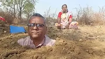 மண்ணில் புதைந்து போராட்டத்தில் ஈடுபடும் விவசாயி.. மஹாராஷ்டிராவில் பரபரப்பு.. காரணம் என்ன ? 