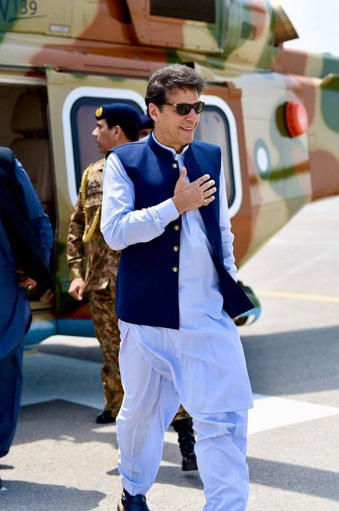 15 கி.மீ பயணத்துக்கு தினமும் ஹெலிகாப்டர்.. இத்தனை கோடி செலவா ? -இம்ரான்கானுக்கு வலுக்கும் எதிர்ப்பு!