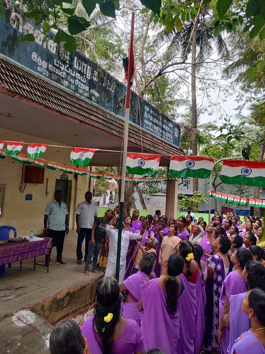 'வாங்க நீங்க கொடி ஏத்துங்க'.. தி.மு.க கவுன்சிலரின் செயலால் நெகிழ்ந்து போன தூய்மைப் பணியாளர்!  